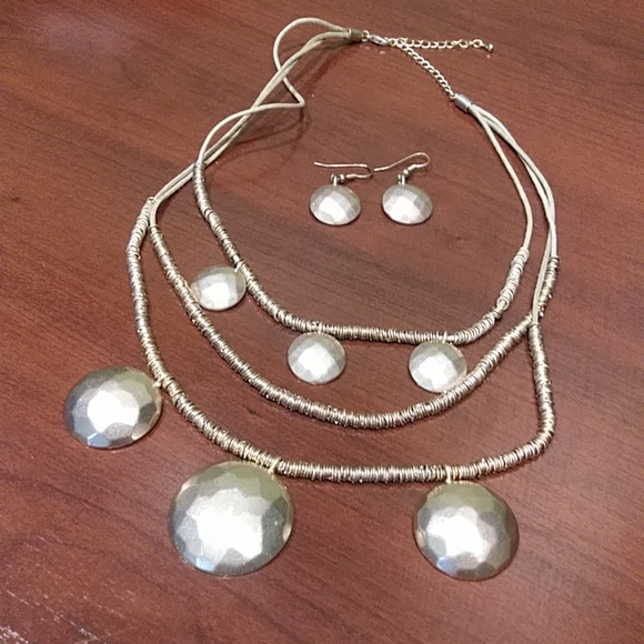 Vintage pale gold tone necklace and earrings set - Picture 5 of 5